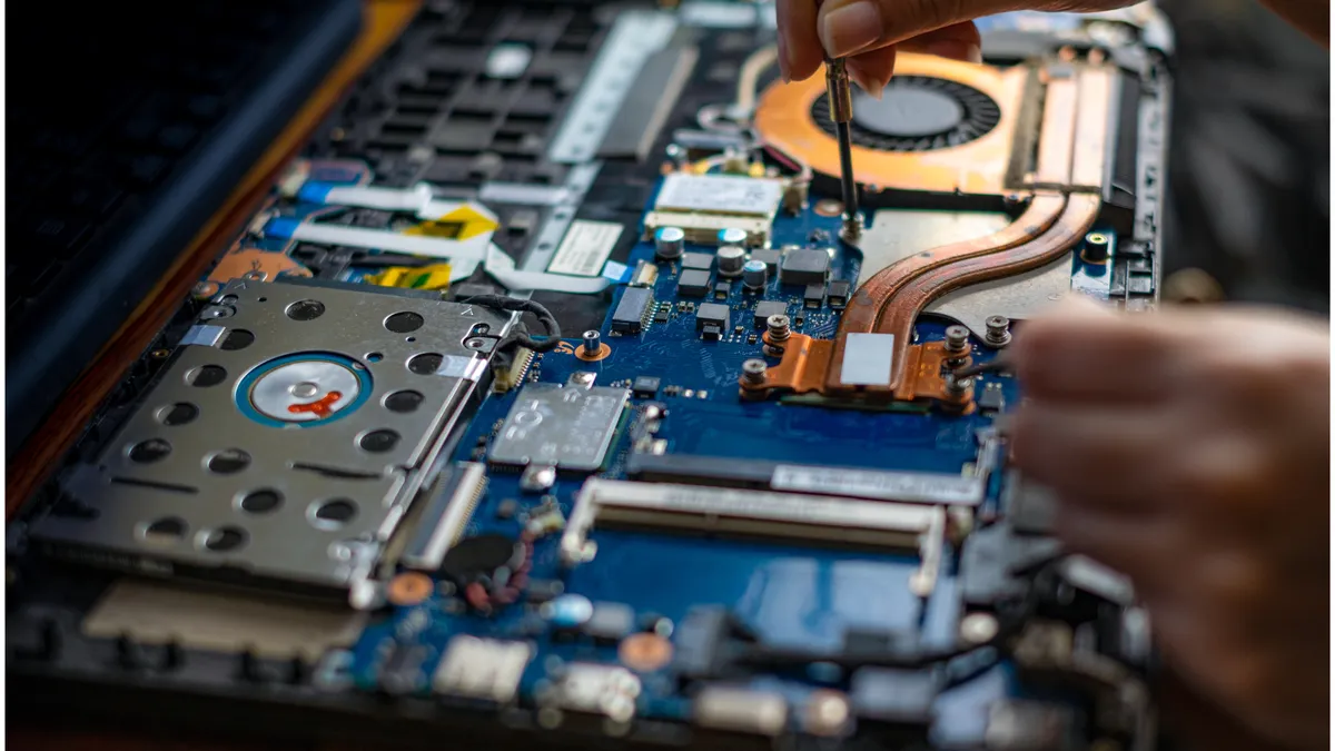 Reparación de tarjeta madre bajo el microscopio